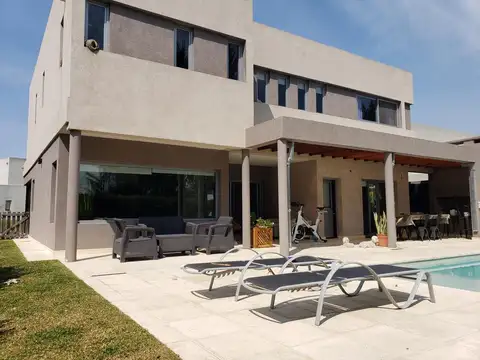 Casa en Alquiler Temporal con 2 cocheras