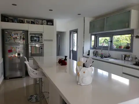 Casa 5 ambientes con 4 baños