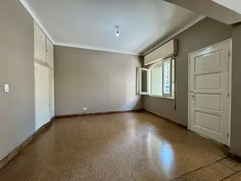Departamento 8 ambientes con 2 baños