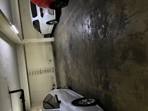 DUEÑO VENDE COCHERA FIJA AV. CORDOBA 1500