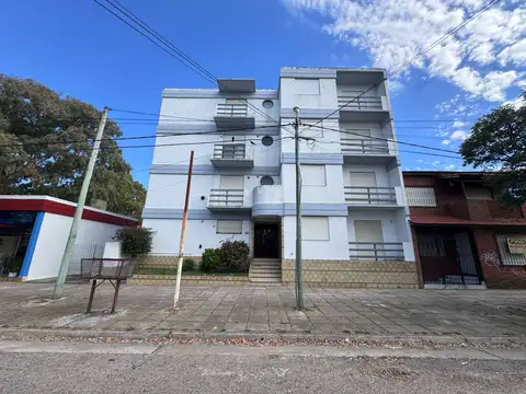 Semipiso de 2 ambientes con garage y baulera – Excelente ubicación a tres cuadras del mar y del centro.