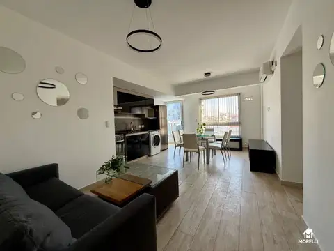 DEPTO 3 AMBIENTES AL FRENTE CON DOBLE BALCÓN Y COCHERA CUBIERTA.-