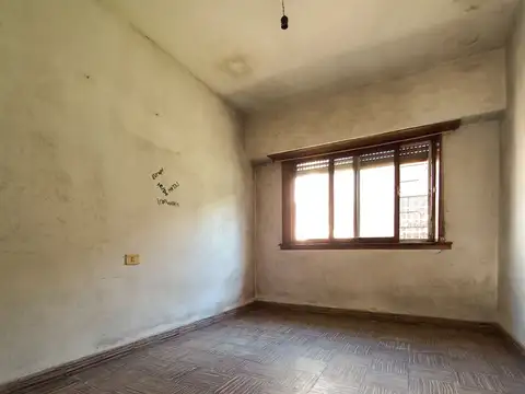 VENTA CASA 4 AMBIENTES PATIO  BERNAL QUILMES