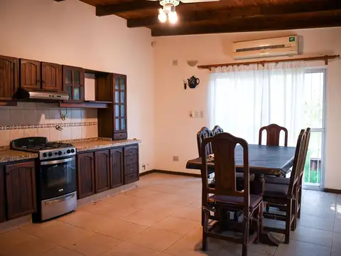 Casa 5 ambientes con 3 baños