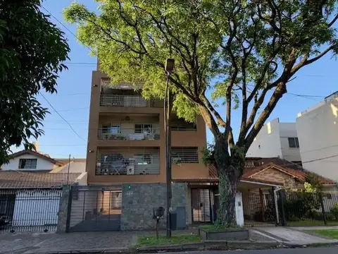 OLIVOS DEPARTAMENTO 3 AMBIENTES CON BALCON TERRAZA BAÑO TOILETTE  Y COCHERA