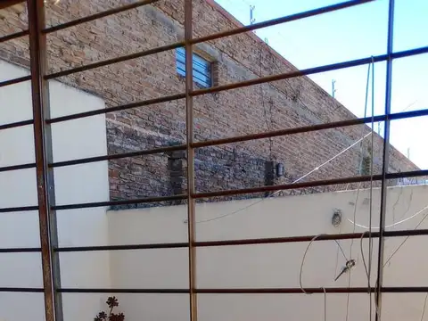 Casa 6 ambientes con 2 baños