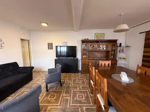 Casa 6 ambientes con 2 baños