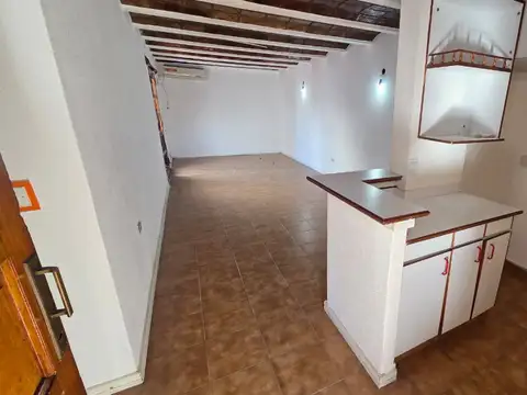 Excelente ph tipo casa con patio, parrilla y cochera descubierta. Excelente ubicacion: Garona 1365, Lomas de Zamora