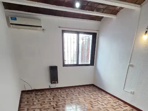 Excelente ph tipo casa con patio, parrilla y cochera descubierta. Excelente ubicacion: Garona 1365, Lomas de Zamora