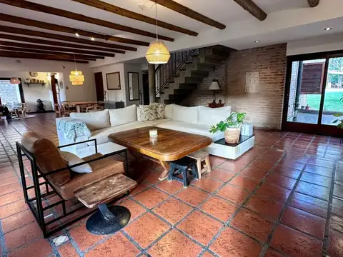 Casa 6 ambientes con 4 baños