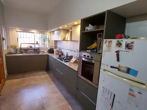 CHALET EN ADROGUE-MUY BUENA UBICACION
