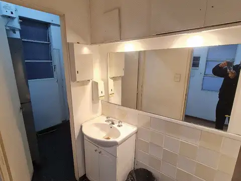 OFICINA 230 MTS AL FRENTE CON 2 BAÑOS. (BARRIO: CONGRESO/CENTRO)