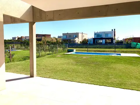 Casa en Alquiler en Pilar del Este - San Ramiro, USD 1.300