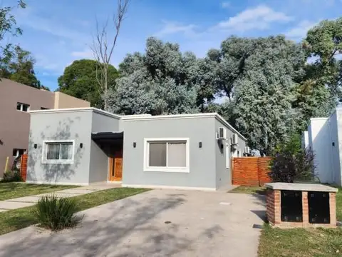 MUY LINDA CASA DE  4 AMB. CON JARDIN Y PILETA