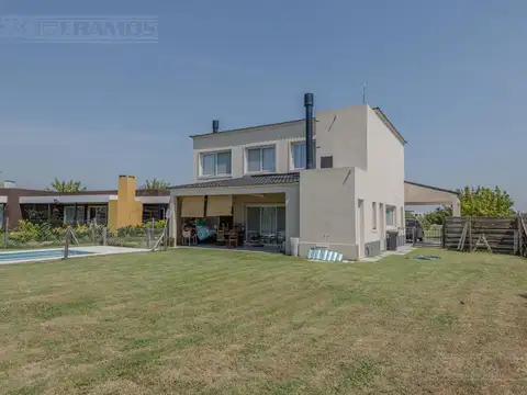 Casa en Venta con 4 cocheras