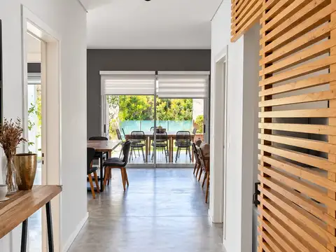 Casa 4 ambientes con 2 baños