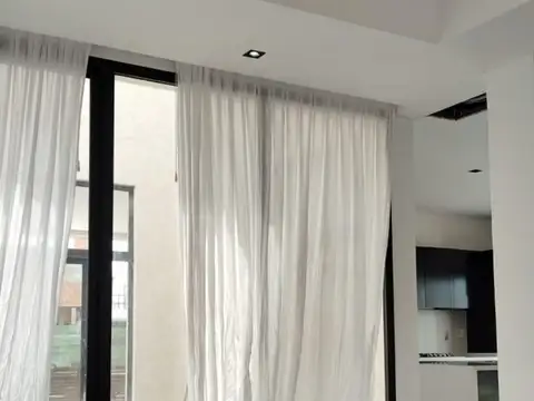 Casa en Alquiler con 4 cocheras