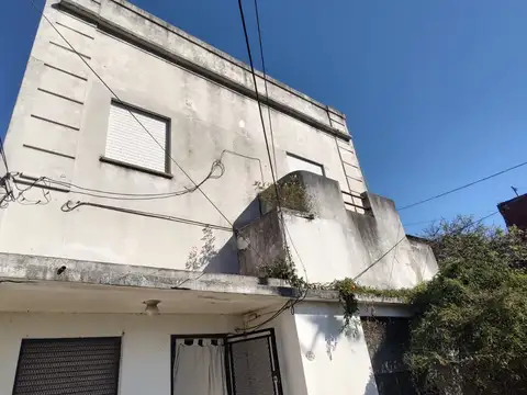 Casa en venta con dos unidades, patio y galpón