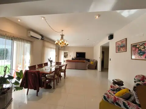 Casa en Venta con 3 cocheras