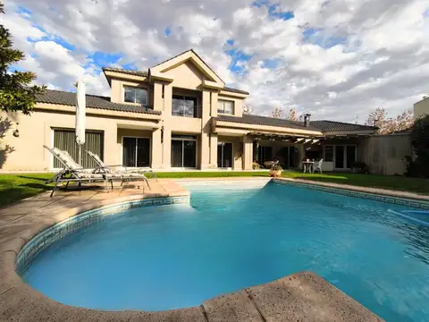 Venta Casa de Categoría en Bº La Bajada Guaymallen