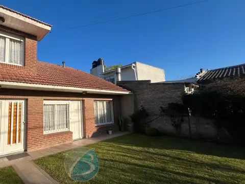 Casa 3 ambientes con parque y garaje