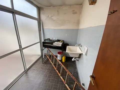 Venta de galpón con casa al frente