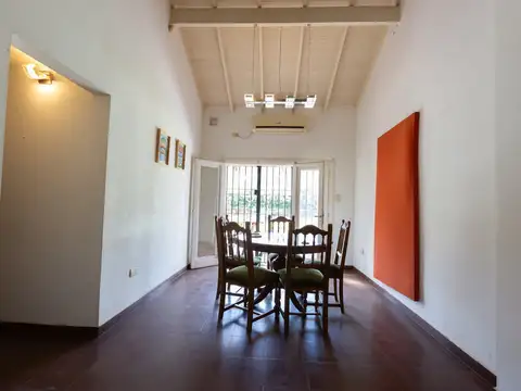 Casa con patio y pileta en venta, Marcos Paz