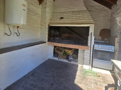 Venta casa 4 ambientes con pileta + 2 ambientes La Reja