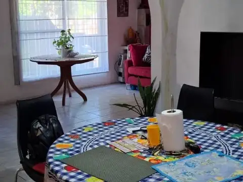 Casa 5 ambientes con 2 baños