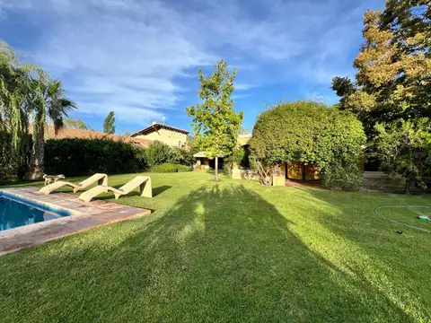 Casa 6 ambientes con 2 baños