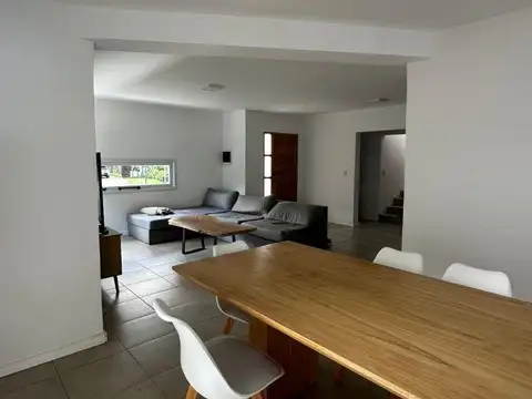 Casa 4 ambientes con 2 baños