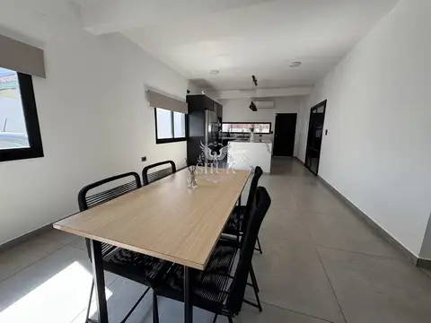 Casa en Venta con 8 cocheras