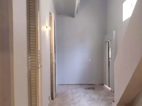 Dickman al 1400, entre Espinosa y San Martín