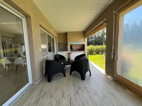 Casa en Alquiler con 4 cocheras