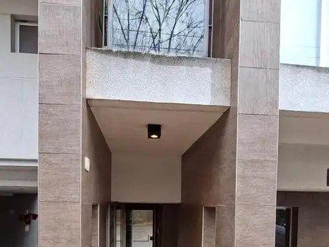 DEPARTAMENTO DE 2 AMBIENTES CON COCHERA CUBIERTA A POCOS METROS DE LA ESTACION Y DEL CENTRO COMERCIA