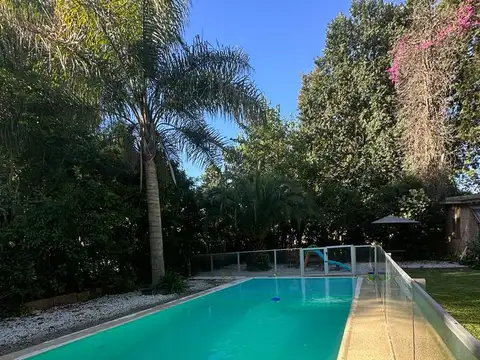 Calle 456 entre 27 y 28 bis- Casa con parque y pileta en venta