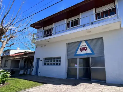 VENTA DE CASA MAS DEPTO Y TALLER, EN BLOQUE