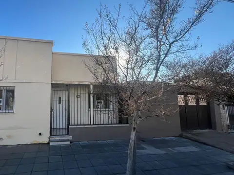 CASA EN VENTA  – Calle Villegas, pleno centro.