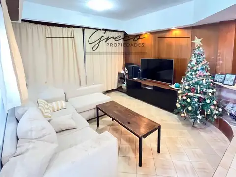 Casa en Alquiler con 2 cocheras