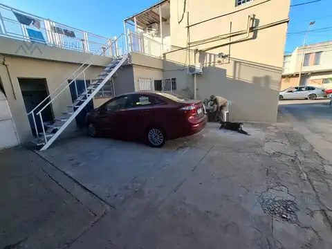 Amplio Galpón con Potencial Comercial, Casa y Departamento en Zeballos al 1000, Pergamino, Bs. As.