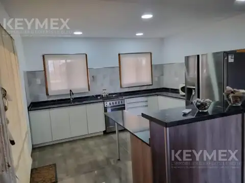 Casa en Venta con 3 cocheras