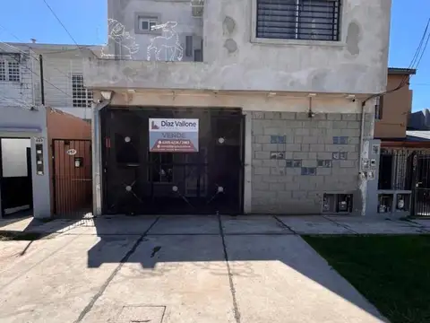 Departamento tipo casa al frente con cochera.