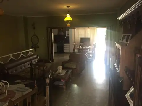 Casa con Oficina y Dpto