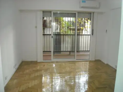 En venta monoambiente al frente luminoso en Caballito