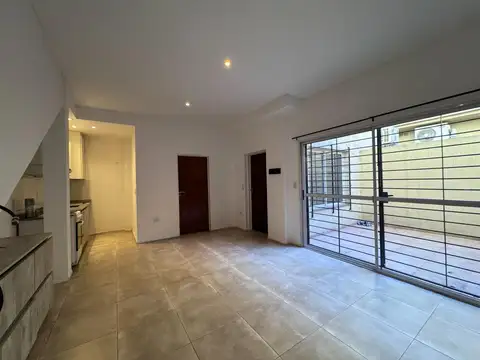 Depto Tipo Casa en Alquiler en Flores, $ 650.000