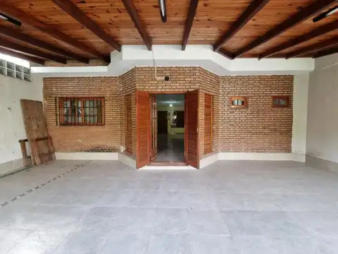 Venta Casa 3 Dormitorios Barrio Parque Con Cochera