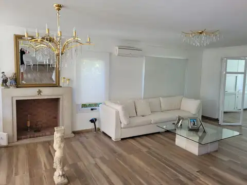 Casa en Alquiler con 2 cocheras