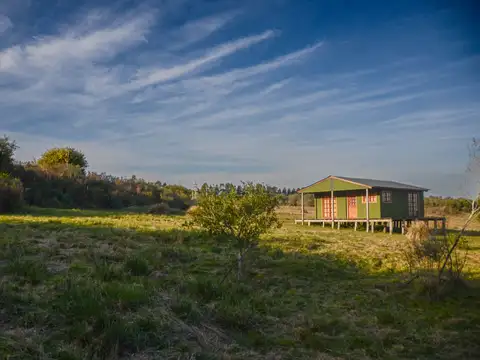 Venta de chacra con dos cabañas y buenas vistas.