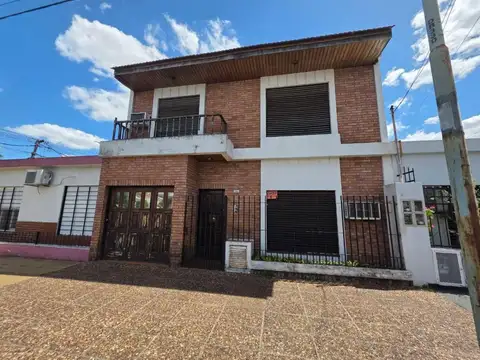 Casa de 4 ambientes en dos plantas para actualizar.