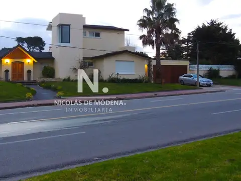 Casa 5 ambientes con 4 baños